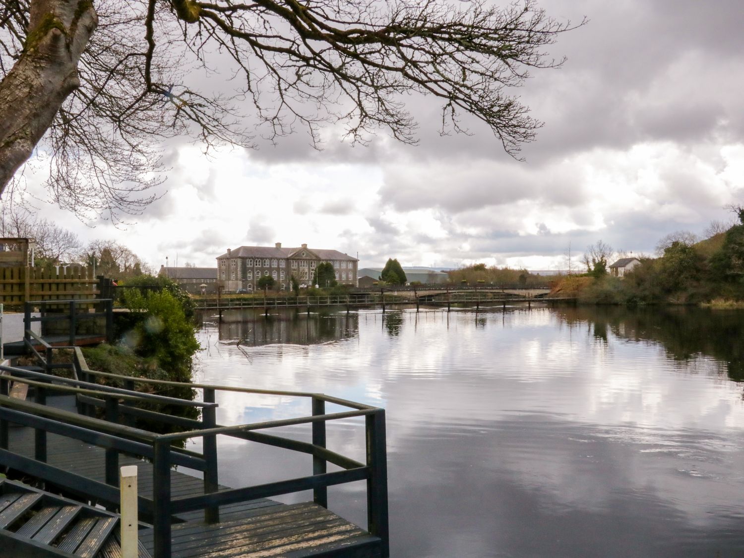 4 Carlton Cottages, Enniskillen, County Fermanagh. Riverside views. Close to a shop and pub. Hot tub