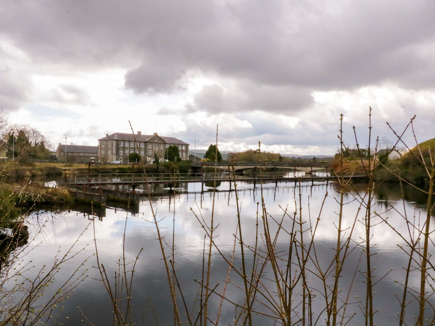 4 Carlton Cottages, Enniskillen, County Fermanagh. Riverside views. Close to a shop and pub. Hot tub