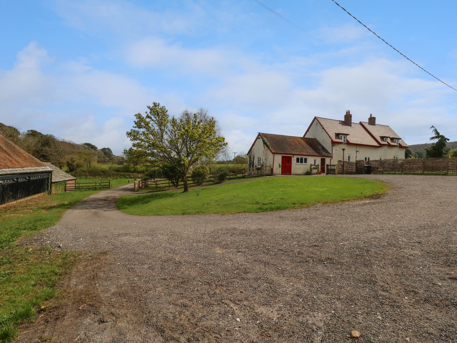 Rempstone Farmhouse, Corfe Castle in Dorset. Woodburning stove. Rural location. Games room. Hot tub.