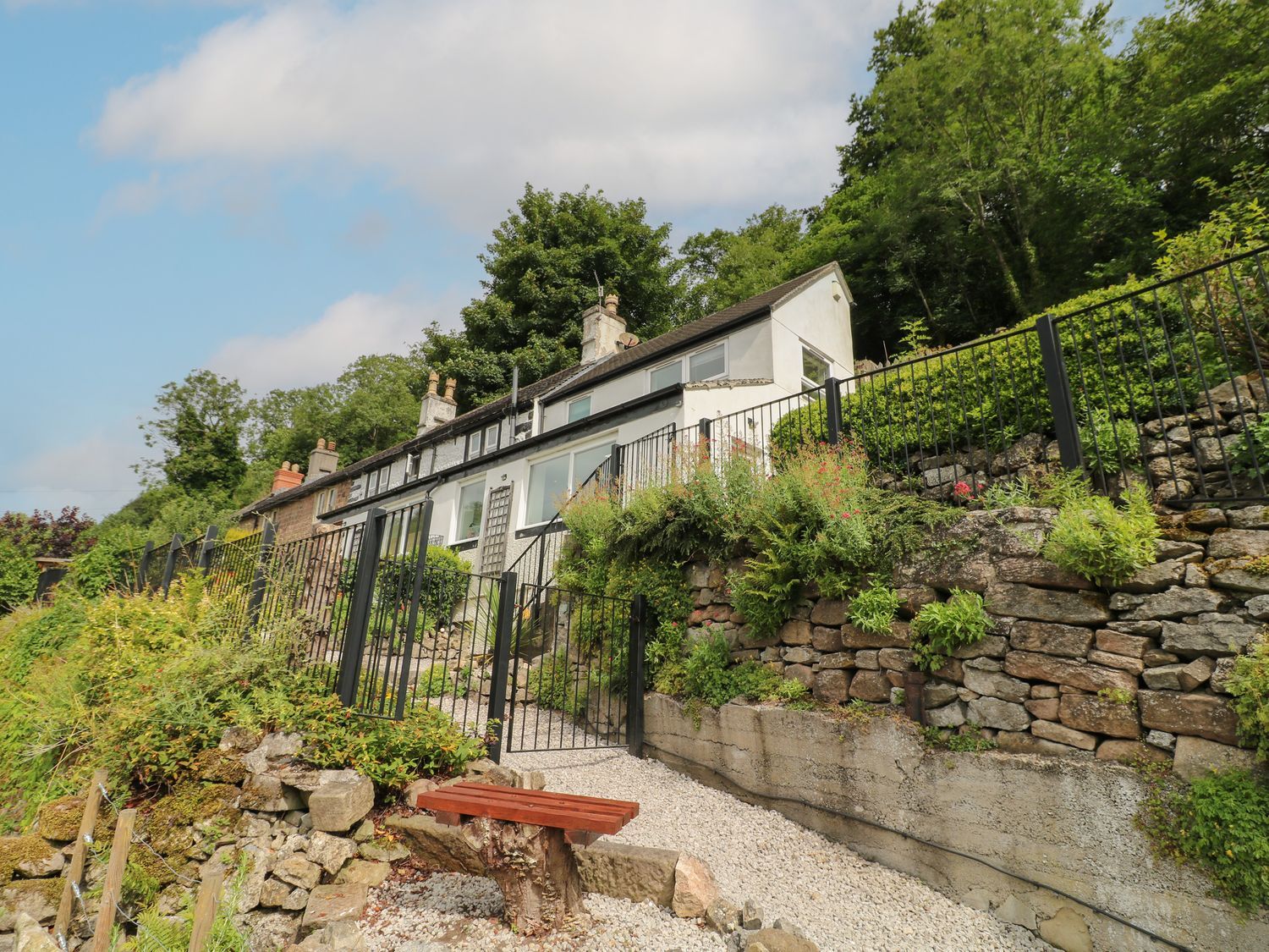 Roseville, Cromford, Derbyshire. Near Peak District National Park. Pet-friendly. Close to a shop. TV