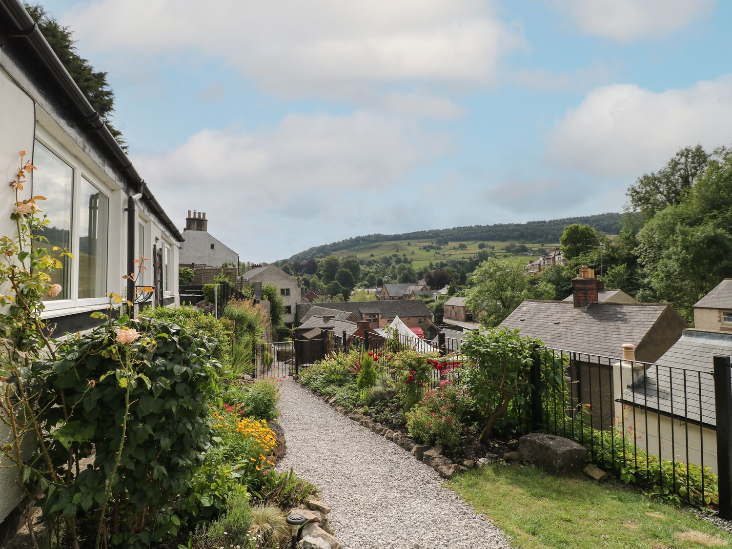 Roseville, Cromford, Derbyshire. Near Peak District National Park. Pet-friendly. Close to a shop. TV