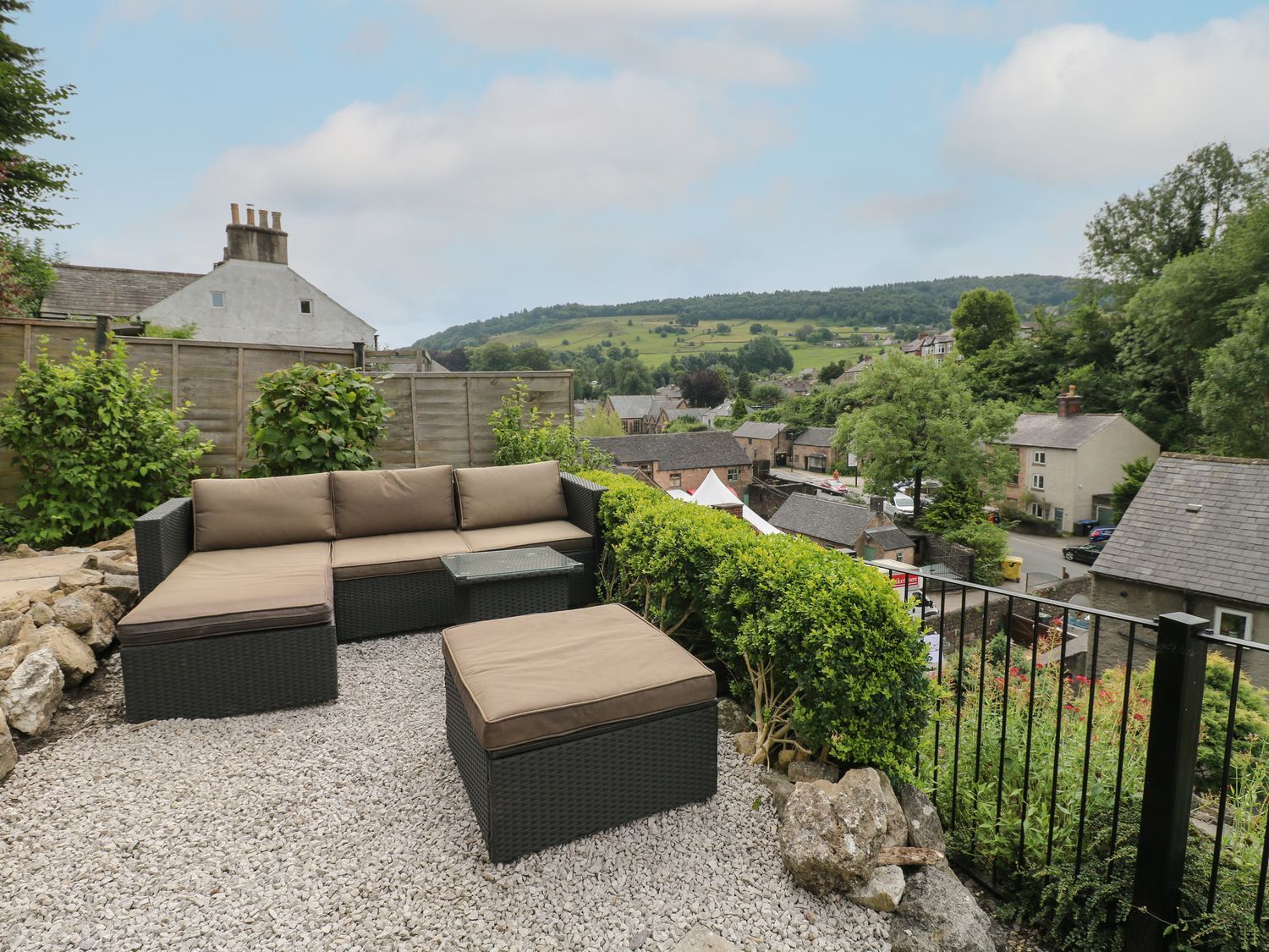 Roseville, Cromford, Derbyshire. Near Peak District National Park. Pet-friendly. Close to a shop. TV