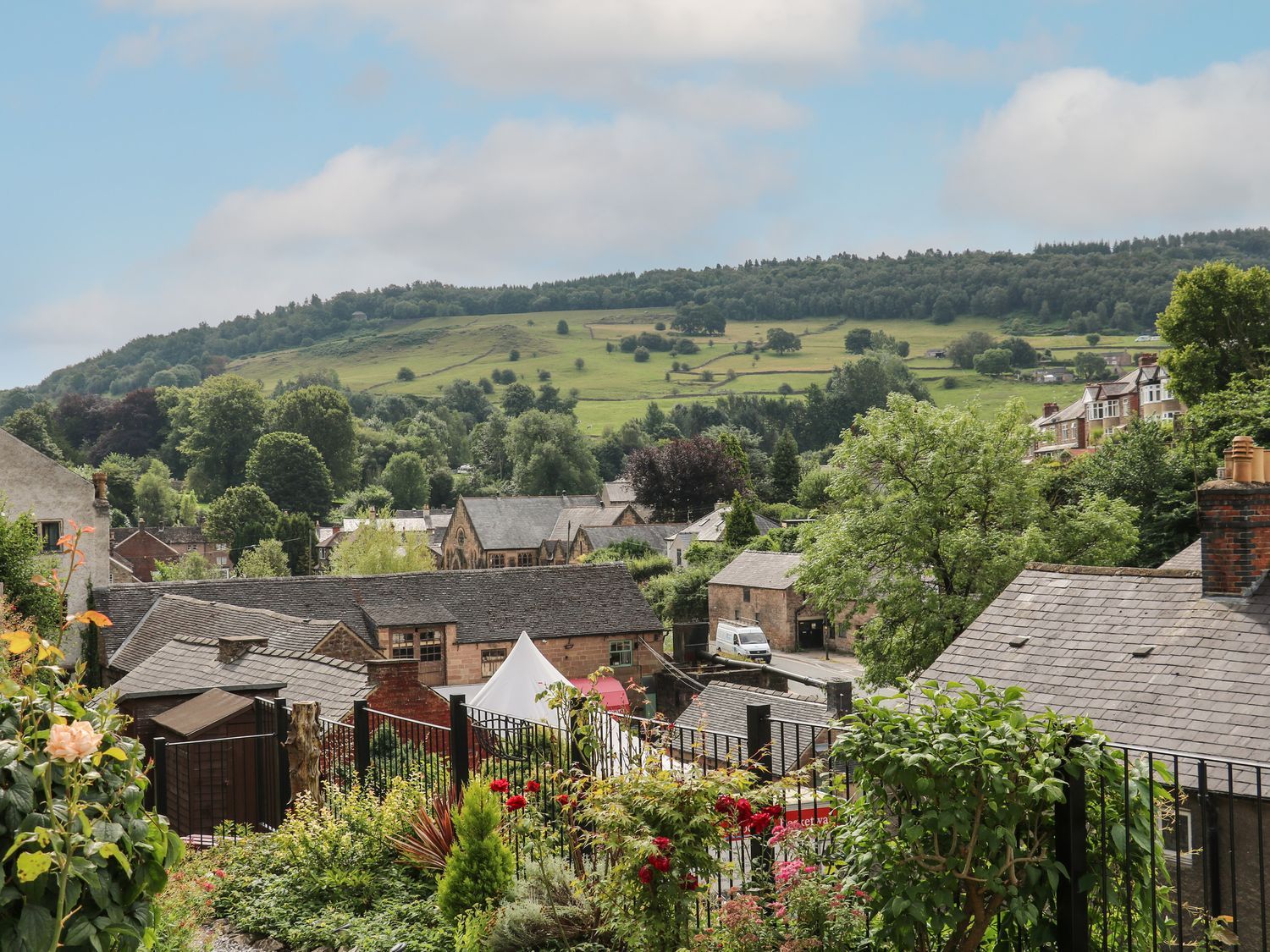 Roseville, Cromford, Derbyshire. Near Peak District National Park. Pet-friendly. Close to a shop. TV