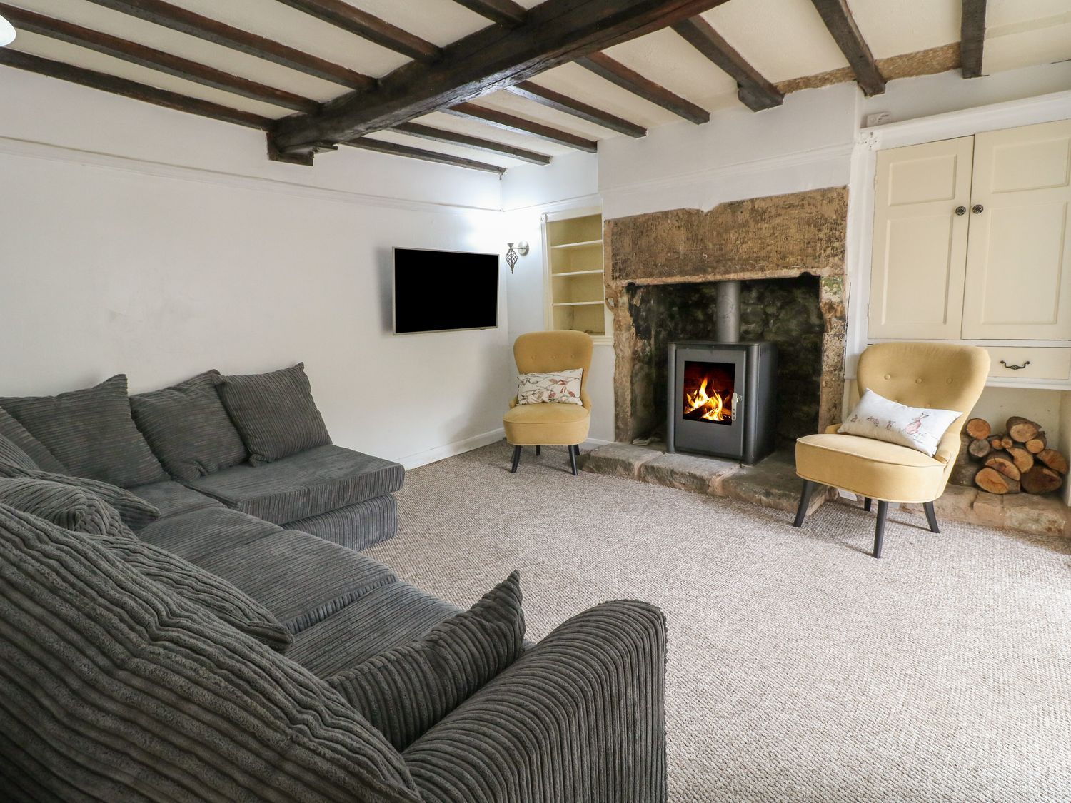 Roseville, Cromford, Derbyshire. Near Peak District National Park. Pet-friendly. Close to a shop. TV