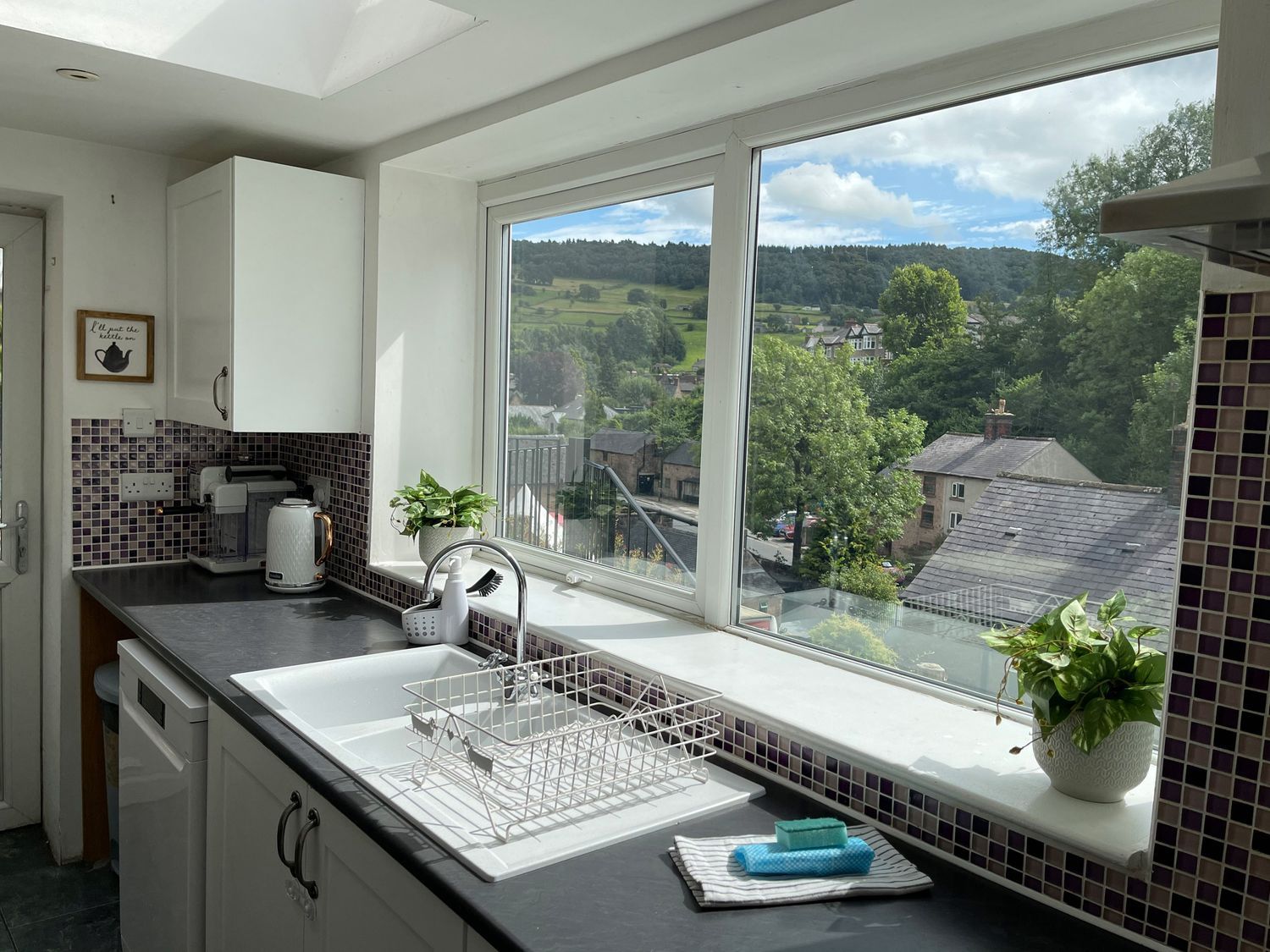 Roseville, Cromford, Derbyshire. Near Peak District National Park. Pet-friendly. Close to a shop. TV