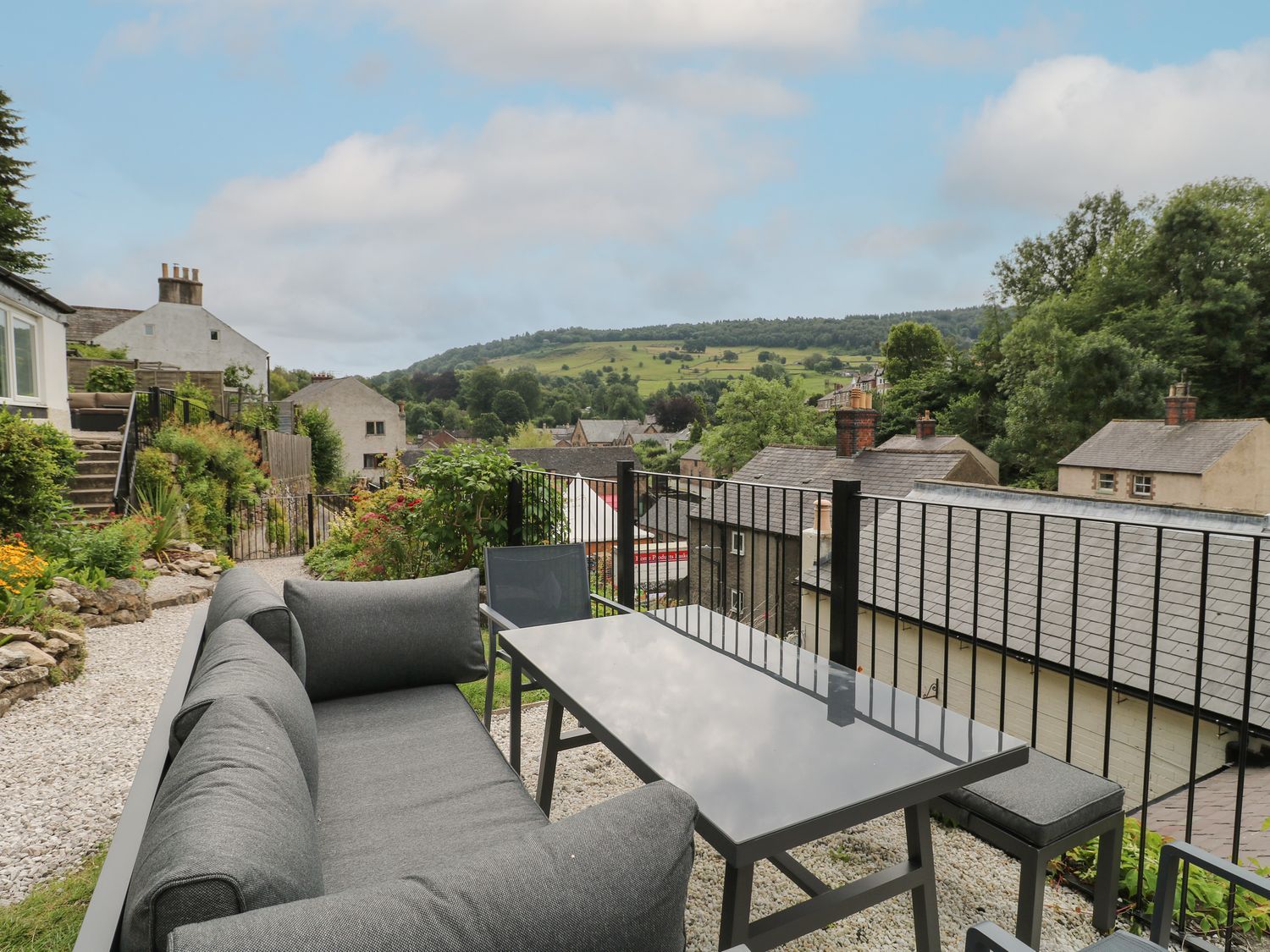 Roseville, Cromford, Derbyshire. Near Peak District National Park. Pet-friendly. Close to a shop. TV