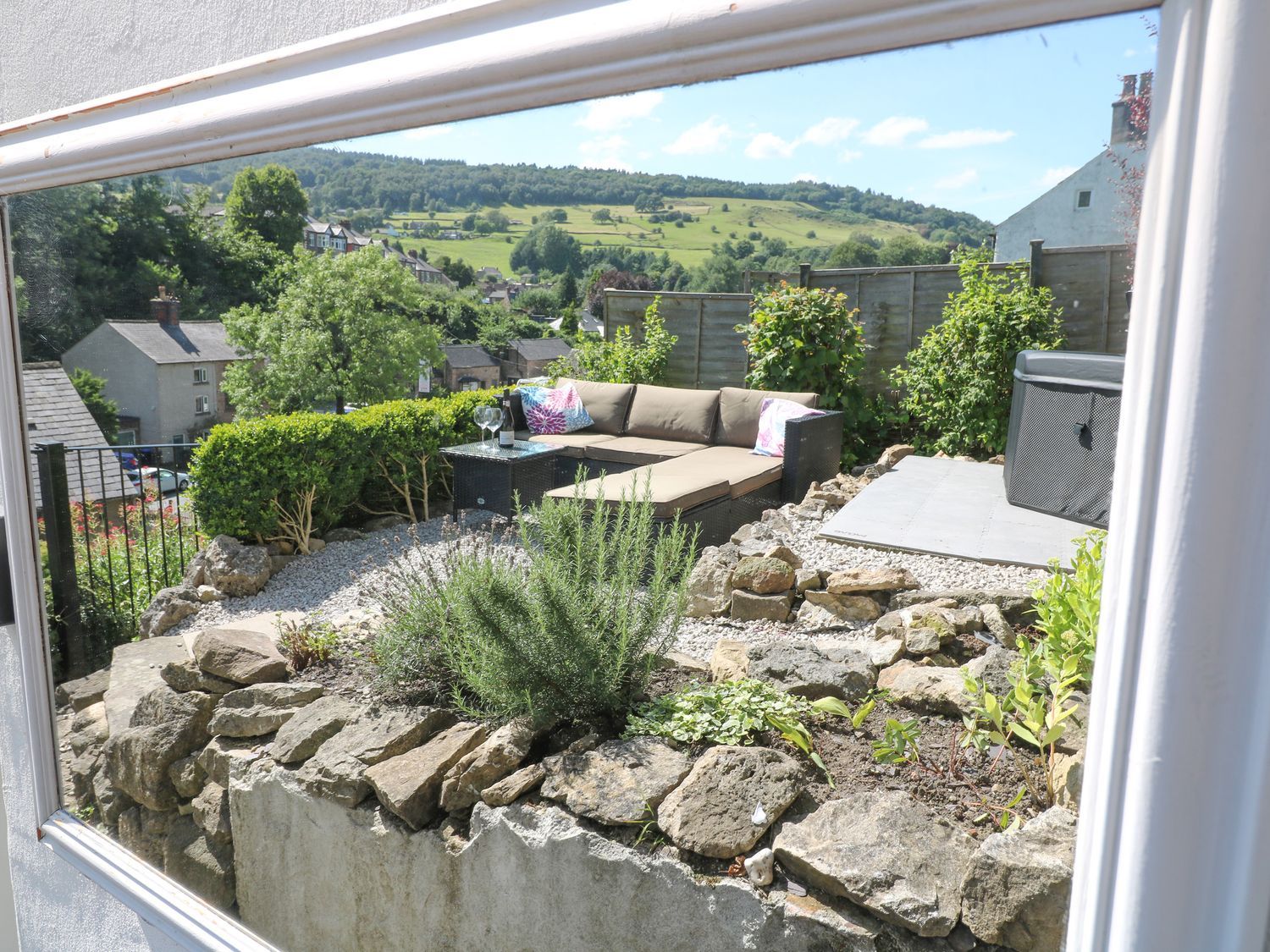 Roseville, Cromford, Derbyshire. Near Peak District National Park. Pet-friendly. Close to a shop. TV