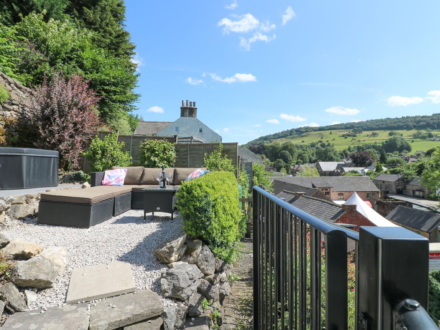 Roseville, Cromford, Derbyshire. Near Peak District National Park. Pet-friendly. Close to a shop. TV