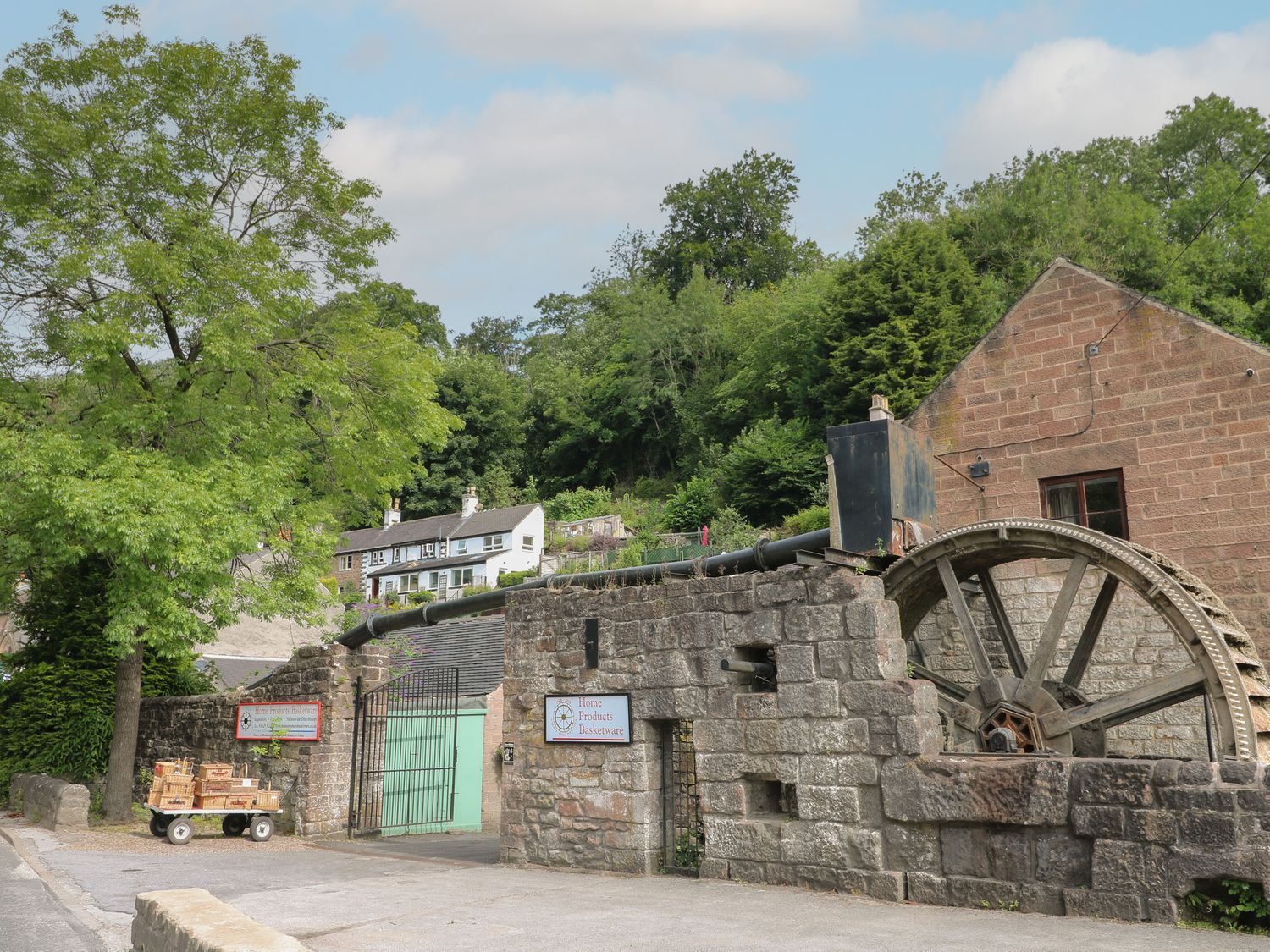 Roseville, Cromford, Derbyshire. Near Peak District National Park. Pet-friendly. Close to a shop. TV