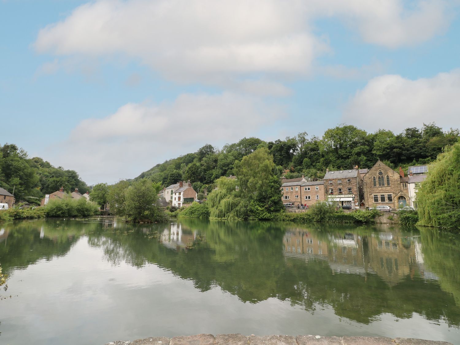 Roseville, Cromford, Derbyshire. Near Peak District National Park. Pet-friendly. Close to a shop. TV