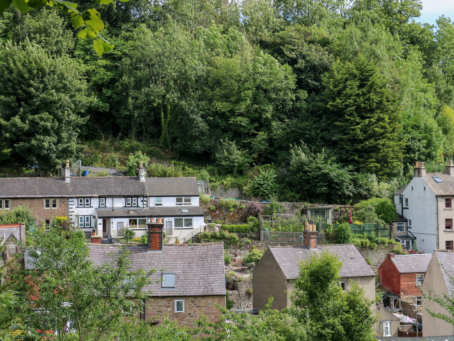 Roseville, Cromford, Derbyshire. Near Peak District National Park. Pet-friendly. Close to a shop. TV