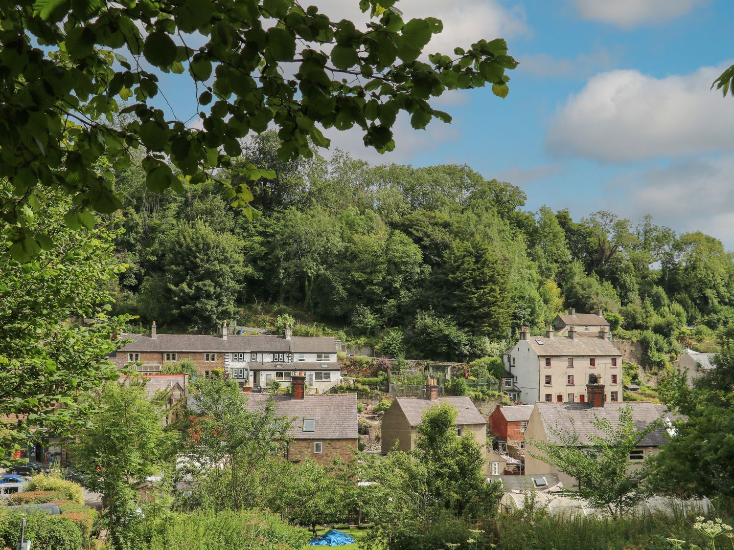 Roseville, Cromford, Derbyshire. Near Peak District National Park. Pet-friendly. Close to a shop. TV