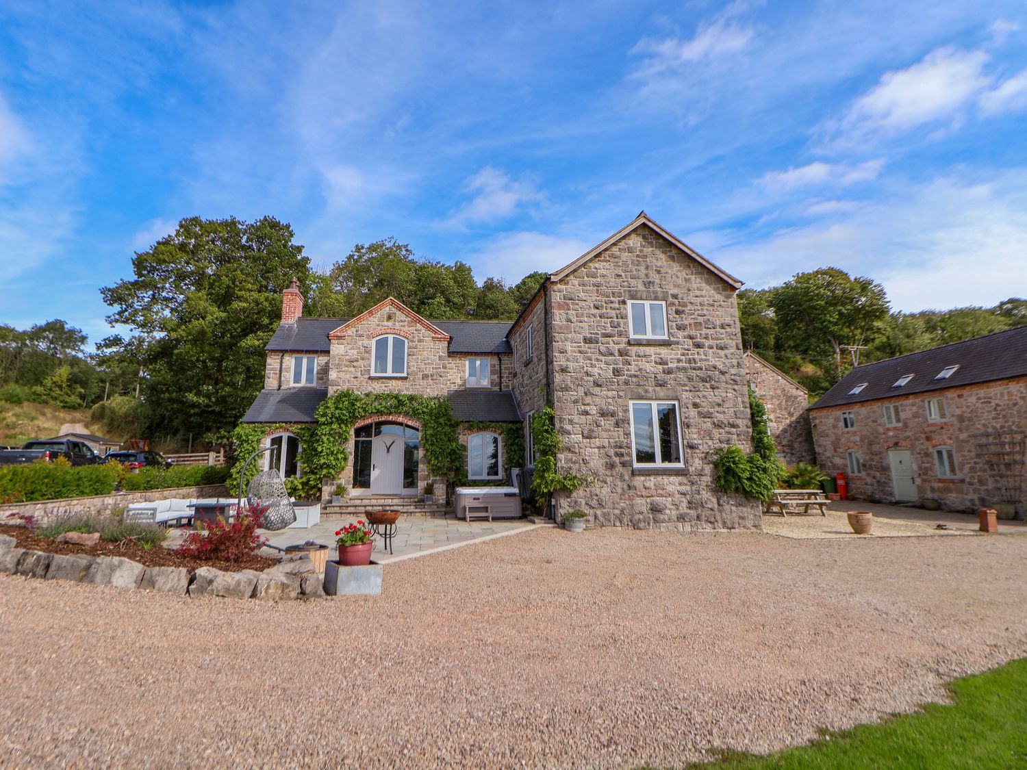 Tanat Hous,Nantmawr, Shropshire. Hot tub. Family friendly. Private driveway. Pet-friendly. En-suite