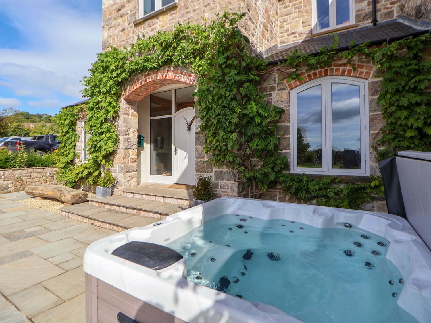 Tanat Hous,Nantmawr, Shropshire. Hot tub. Family friendly. Private driveway. Pet-friendly. En-suite