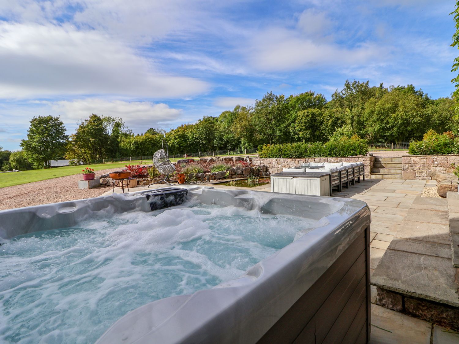 Tanat Hous,Nantmawr, Shropshire. Hot tub. Family friendly. Private driveway. Pet-friendly. En-suite