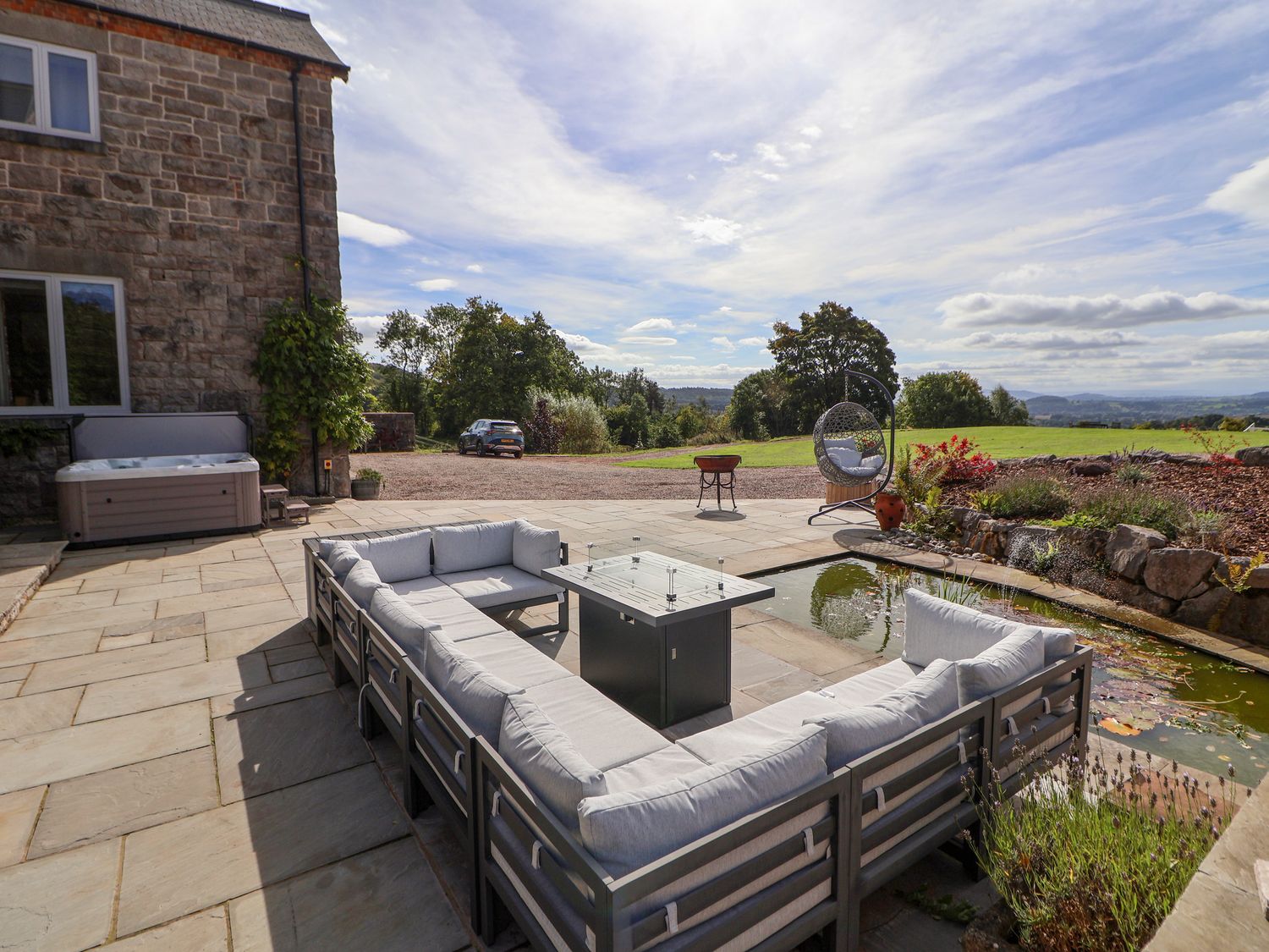 Tanat Hous,Nantmawr, Shropshire. Hot tub. Family friendly. Private driveway. Pet-friendly. En-suite