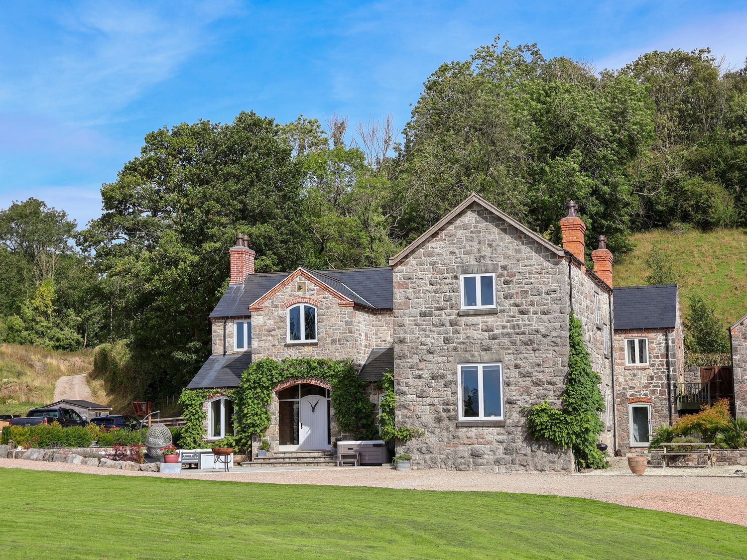 Tanat Hous,Nantmawr, Shropshire. Hot tub. Family friendly. Private driveway. Pet-friendly. En-suite