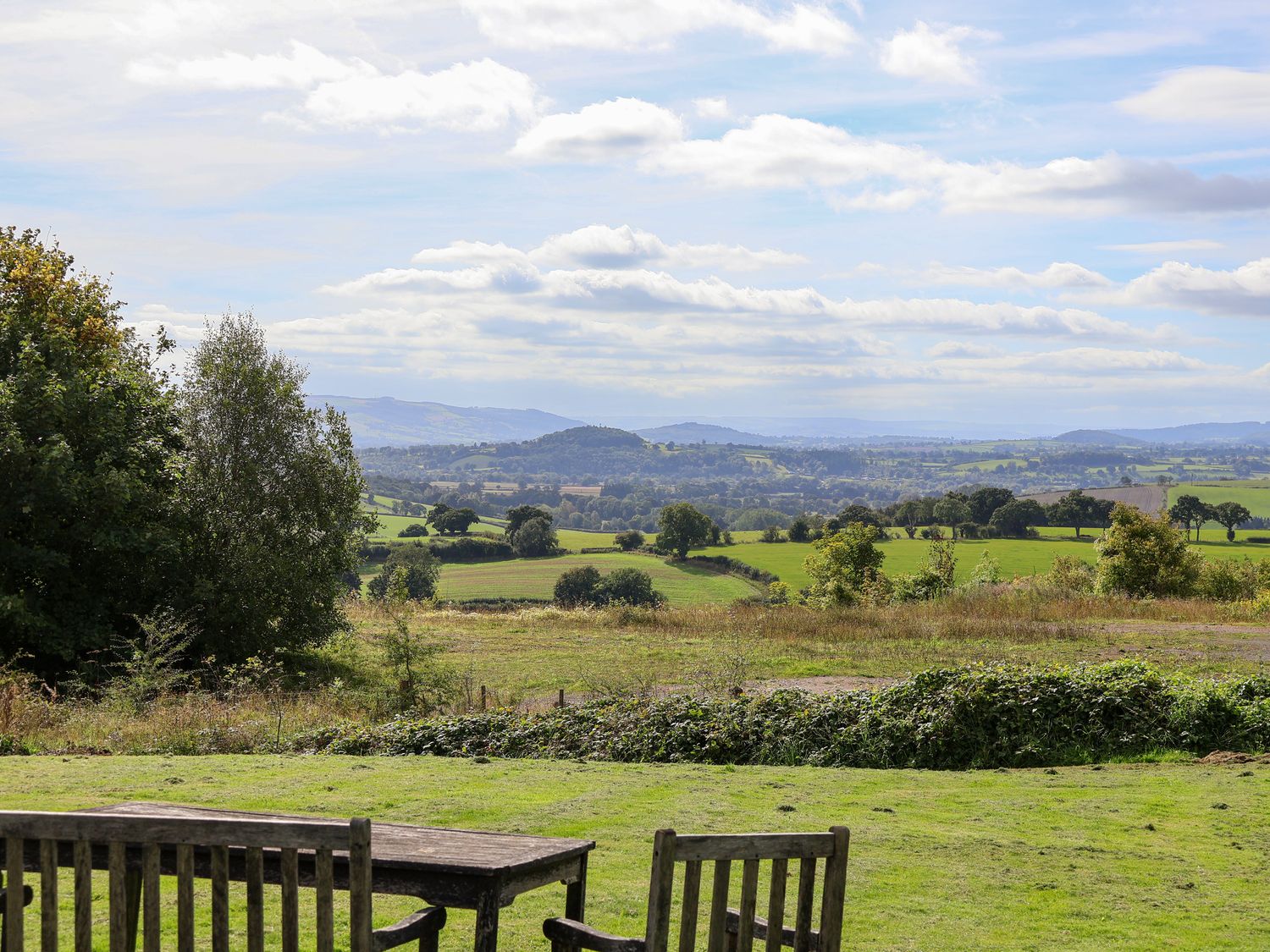 Tanat Hous,Nantmawr, Shropshire. Hot tub. Family friendly. Private driveway. Pet-friendly. En-suite