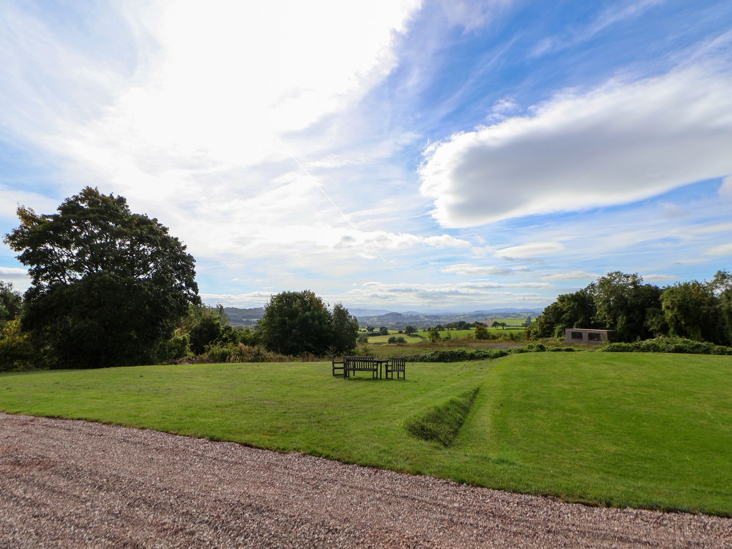 Tanat Hous,Nantmawr, Shropshire. Hot tub. Family friendly. Private driveway. Pet-friendly. En-suite