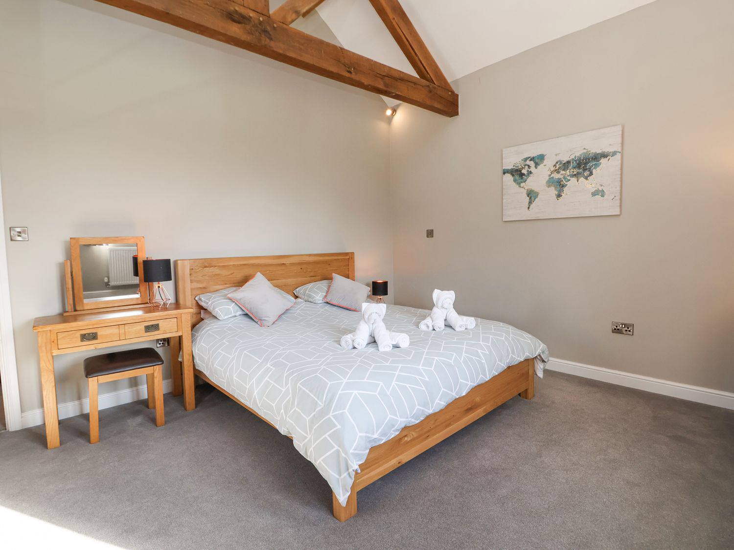 Tanat Hous,Nantmawr, Shropshire. Hot tub. Family friendly. Private driveway. Pet-friendly. En-suite