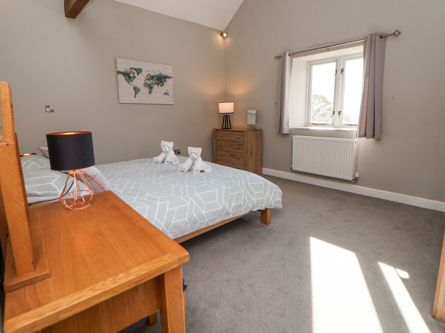 Tanat Hous,Nantmawr, Shropshire. Hot tub. Family friendly. Private driveway. Pet-friendly. En-suite