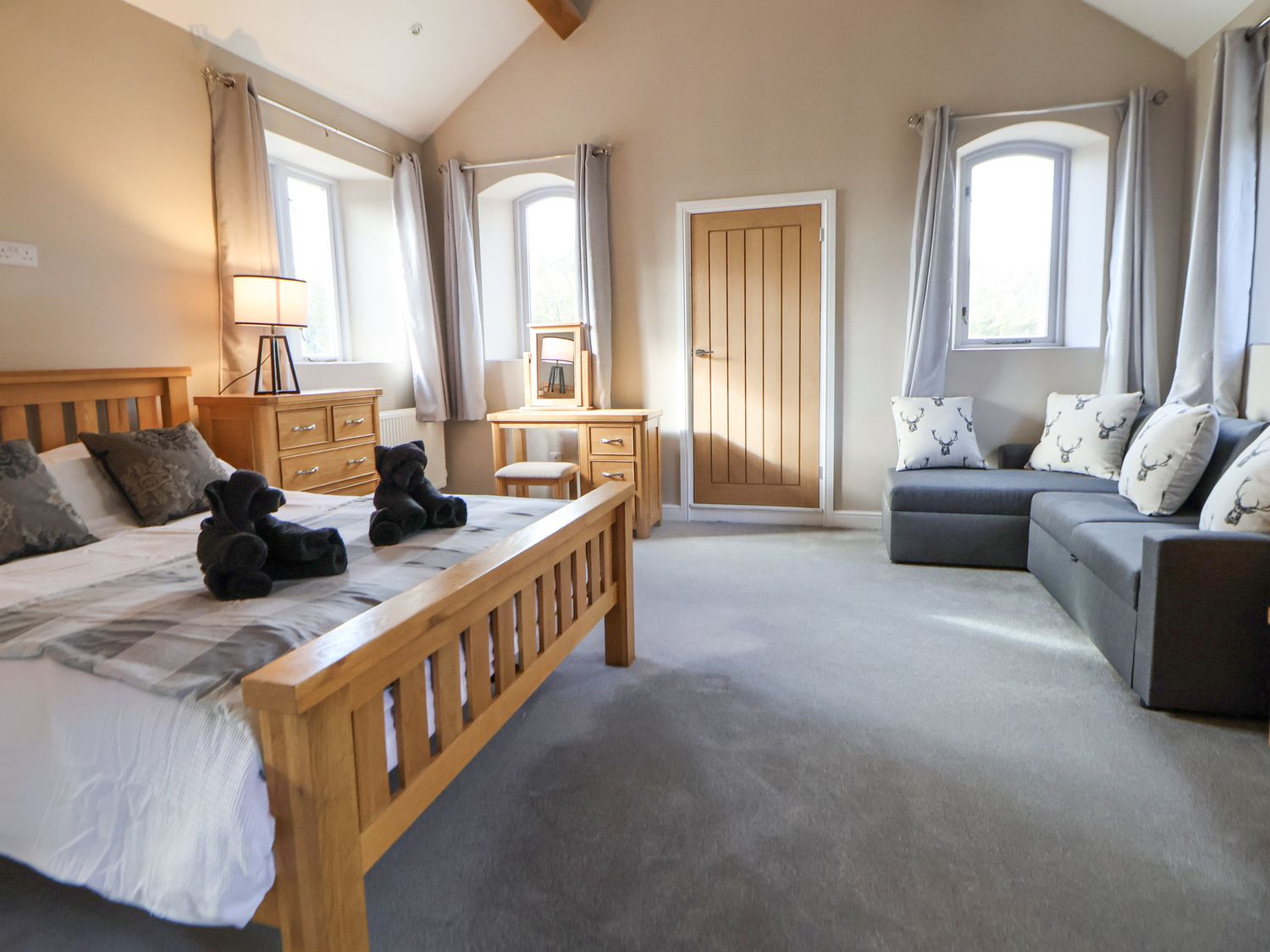 Tanat Hous,Nantmawr, Shropshire. Hot tub. Family friendly. Private driveway. Pet-friendly. En-suite