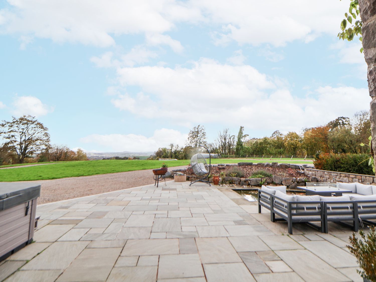 Tanat Hous,Nantmawr, Shropshire. Hot tub. Family friendly. Private driveway. Pet-friendly. En-suite