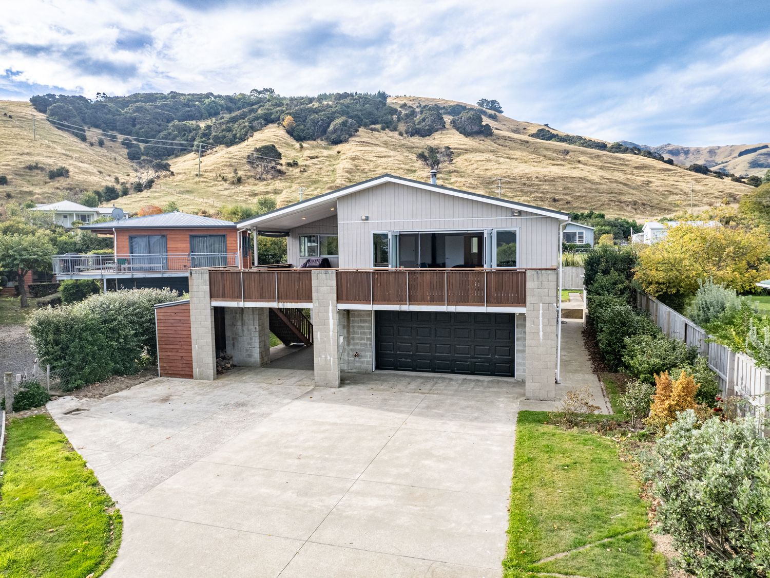 Tui's Retreat - Duvauchelle Holiday Home                     photo 2