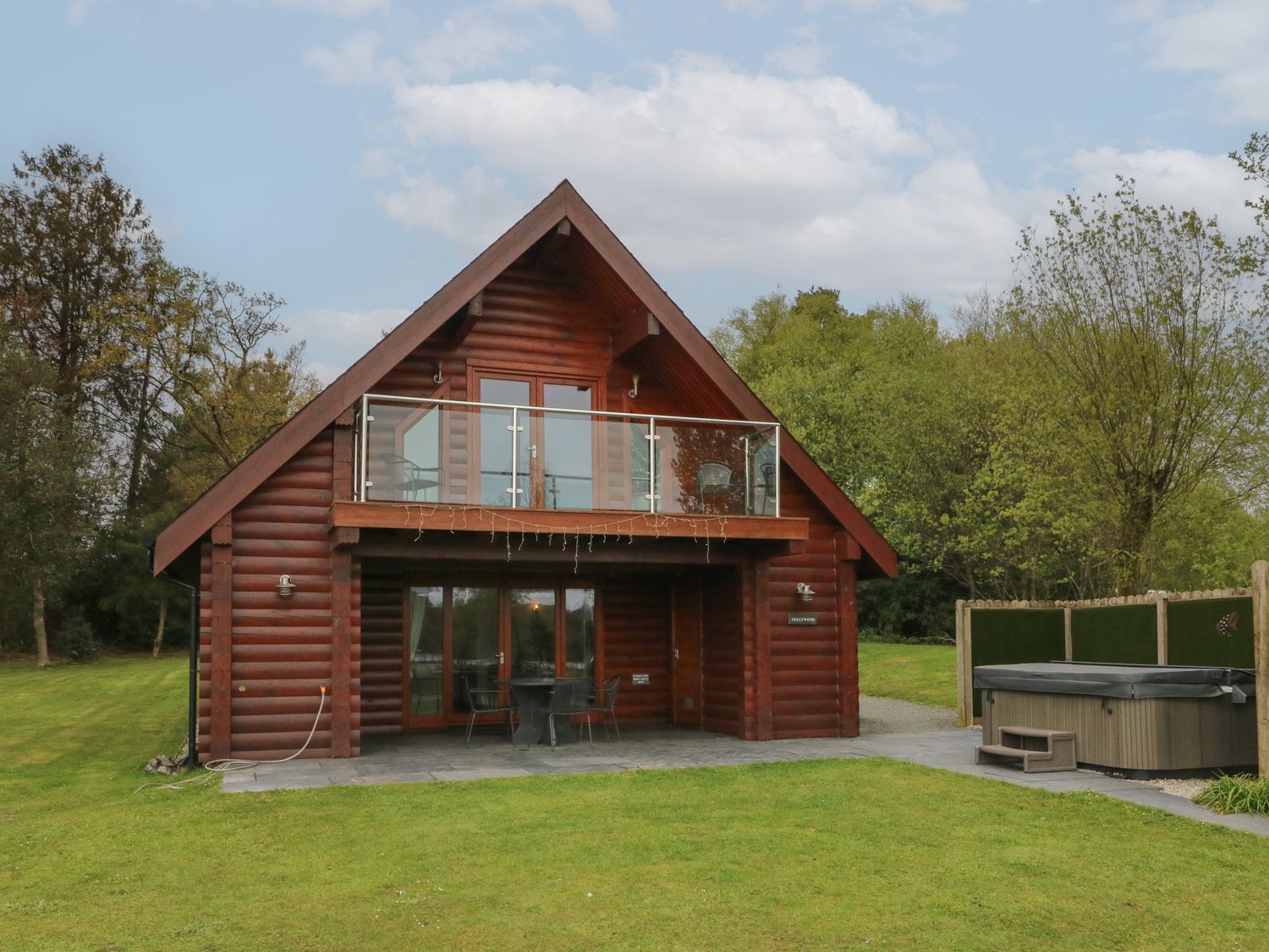 Hollywood, in the countryside outskirts of Dolton in Devon. Balcony. Hot tub. Open-plan. Lake views.