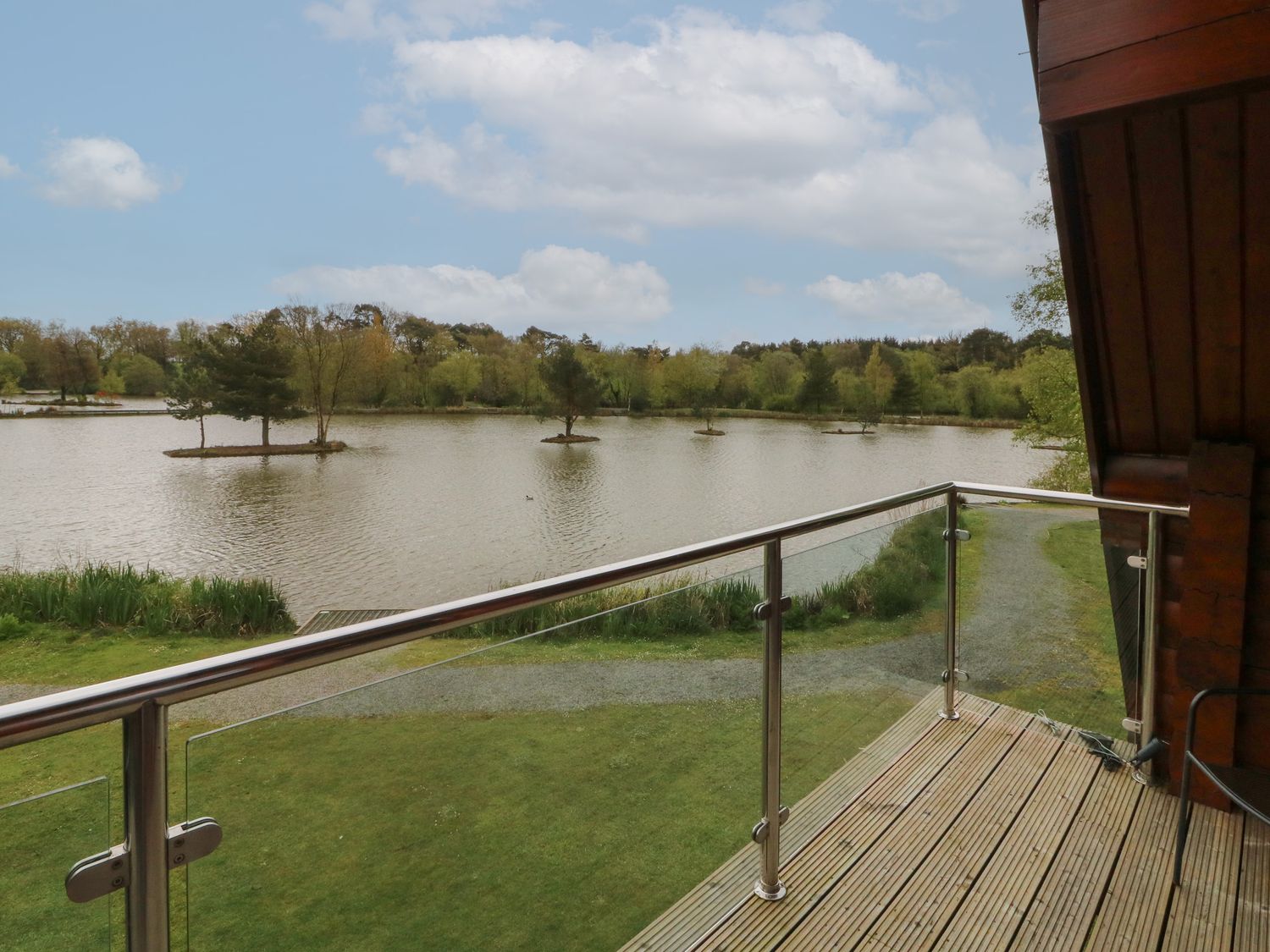 Hollywood, in the countryside outskirts of Dolton in Devon. Balcony. Hot tub. Open-plan. Lake views.