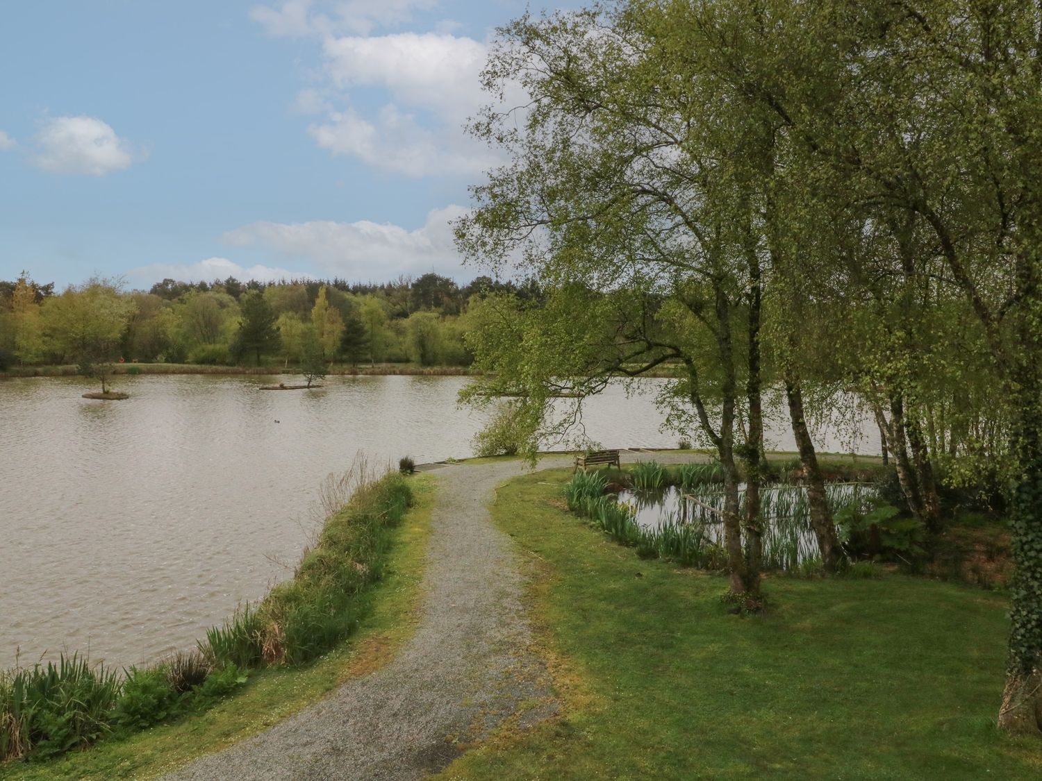 Hollywood, in the countryside outskirts of Dolton in Devon. Balcony. Hot tub. Open-plan. Lake views.