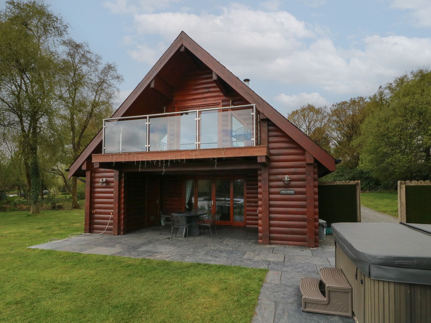 Hollywood, in the countryside outskirts of Dolton in Devon. Balcony. Hot tub. Open-plan. Lake views.