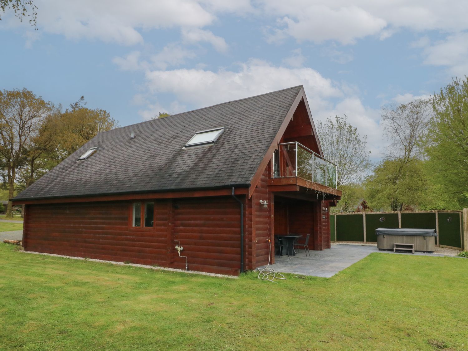 Hollywood, in the countryside outskirts of Dolton in Devon. Balcony. Hot tub. Open-plan. Lake views.