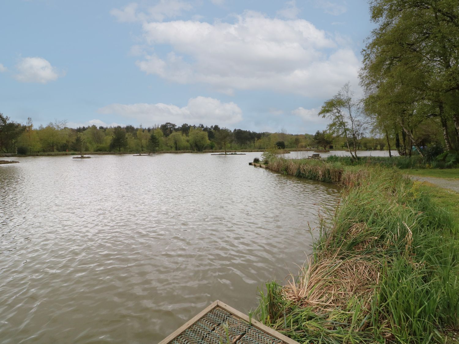 Hollywood, in the countryside outskirts of Dolton in Devon. Balcony. Hot tub. Open-plan. Lake views.