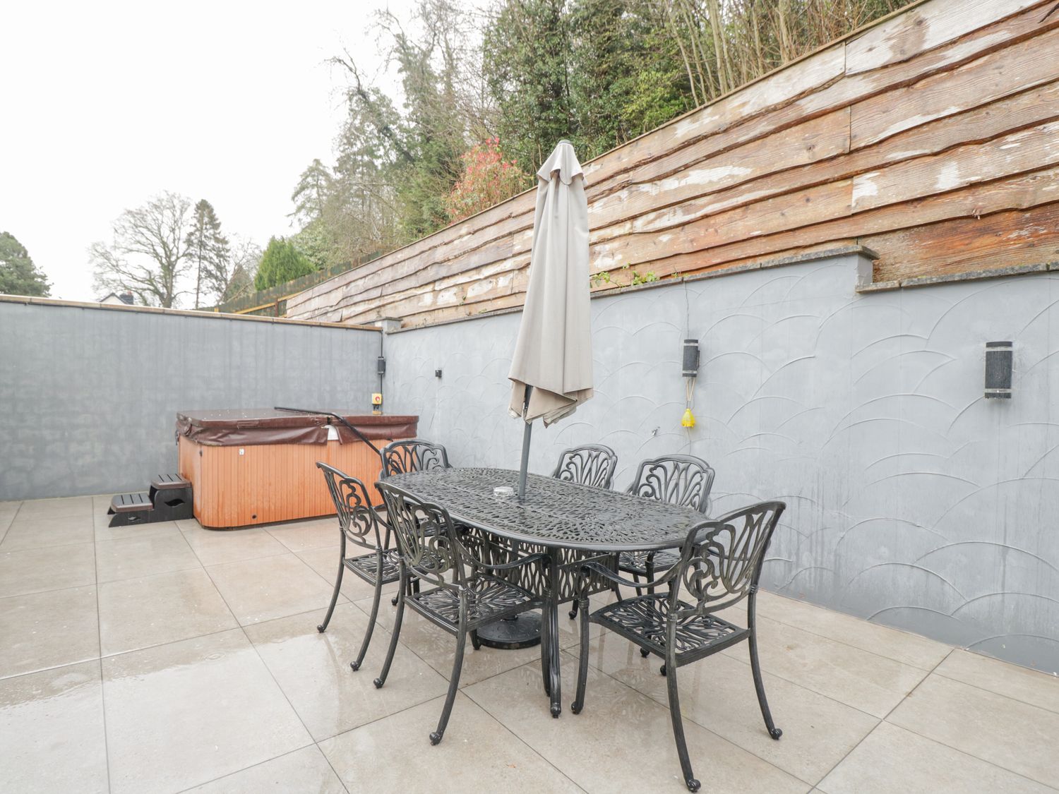 The Brambles, Monmouth, Monmouthshire. Hot tub. Pet-friendly. Ground-floor living. Near shop and pub