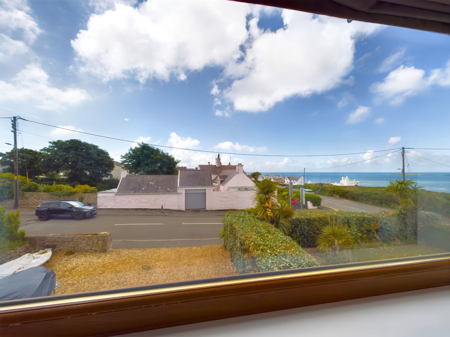 Swyn Llyr, Rhosneigr, Anglesey. Near beach. Allows pets. Games. Hot tub. Woodburning stove. Parking.