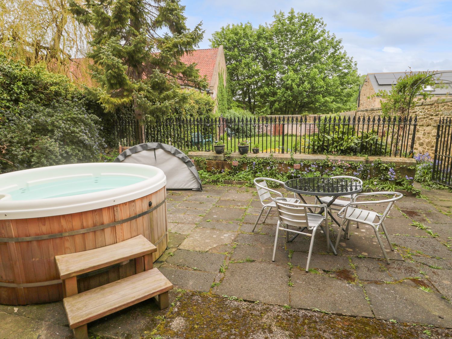 White Swan Cottage, Alnwick, Northumberland. Hot tub. Near shop & pub. Pet-friendly. Child-friendly.