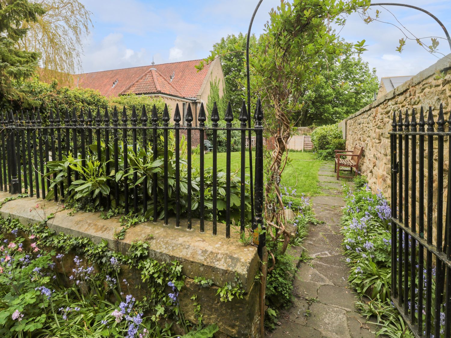 White Swan Cottage, Alnwick, Northumberland. Hot tub. Near shop & pub. Pet-friendly. Child-friendly.