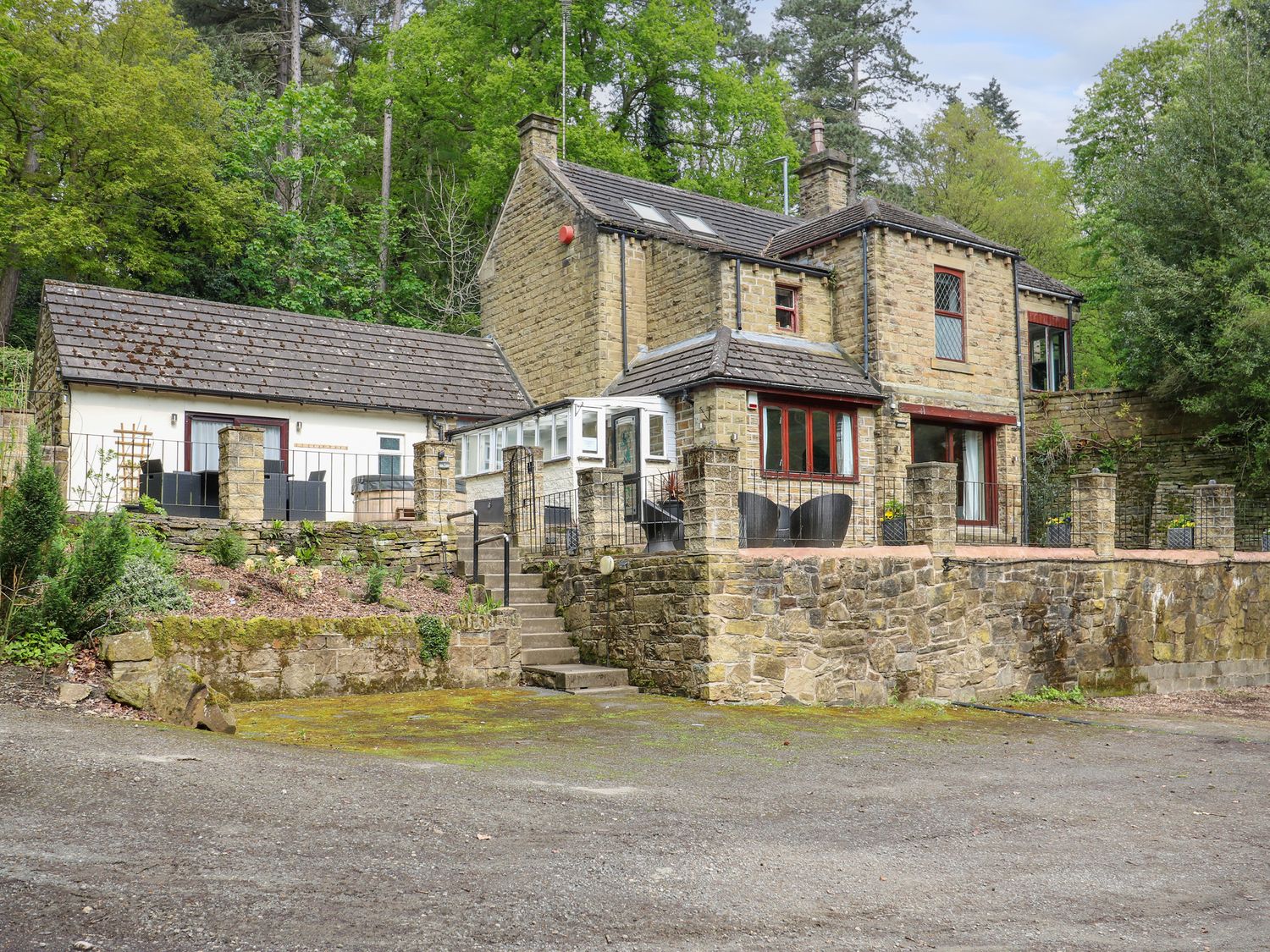 Highwood Lodge, Denby Dale, West Yorkshire. Smart TV. Hot tub. Close to pub. Close to Peak District.