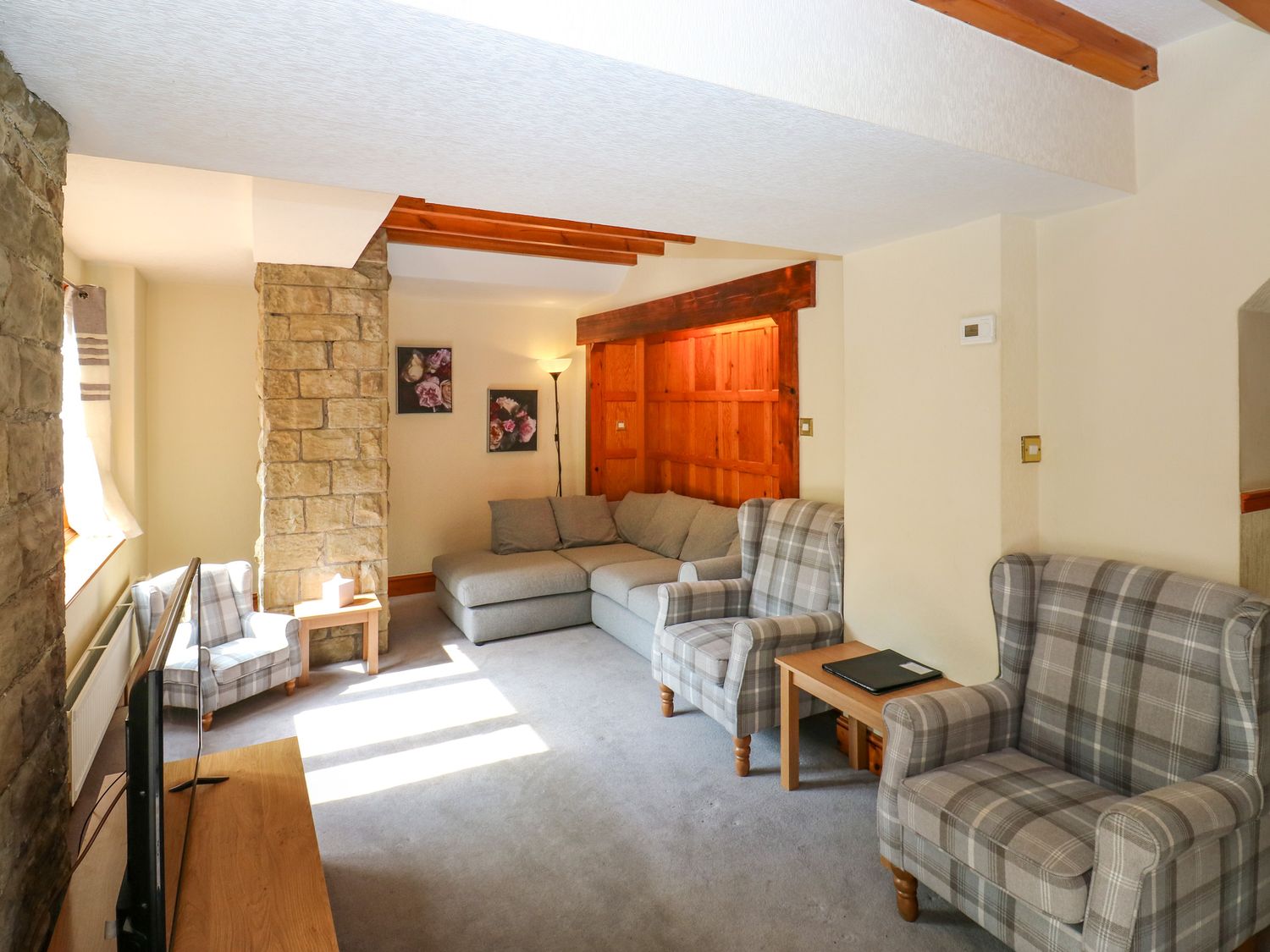 Highwood Lodge, Denby Dale, West Yorkshire. Smart TV. Hot tub. Close to pub. Close to Peak District.