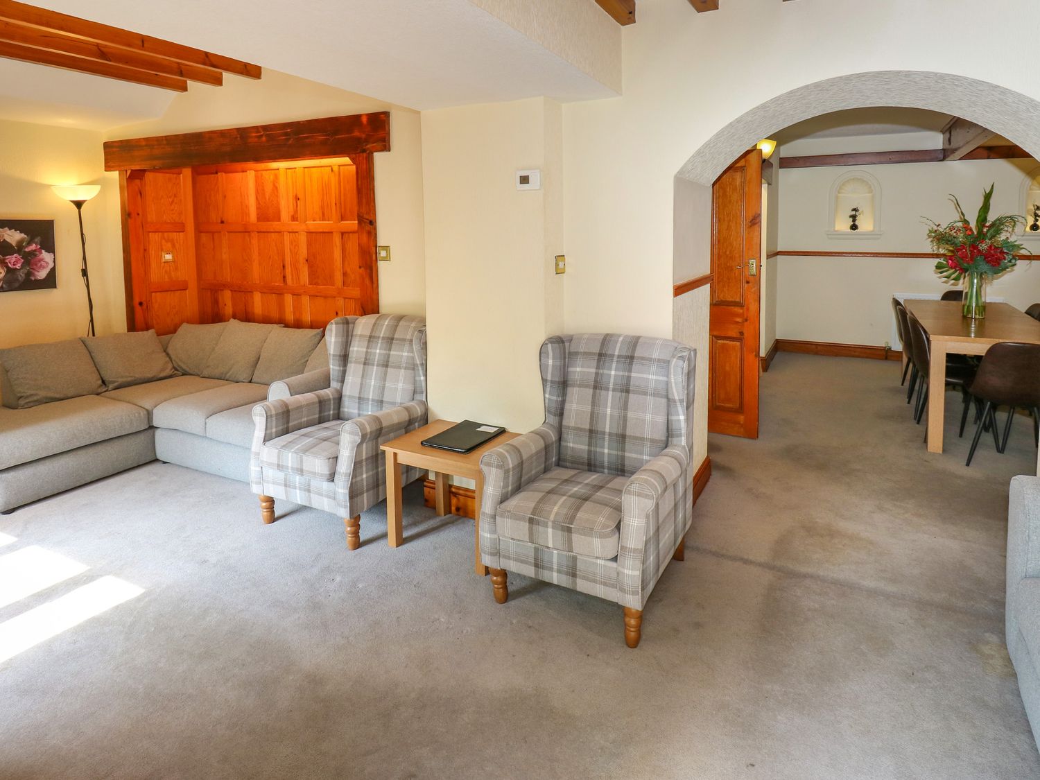 Highwood Lodge, Denby Dale, West Yorkshire. Smart TV. Hot tub. Close to pub. Close to Peak District.