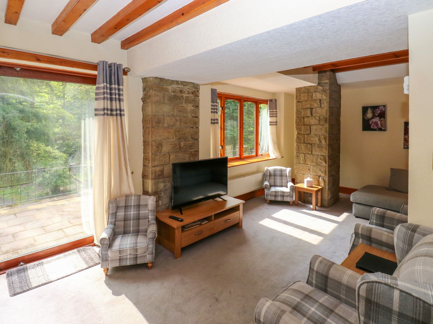 Highwood Lodge, Denby Dale, West Yorkshire. Smart TV. Hot tub. Close to pub. Close to Peak District.