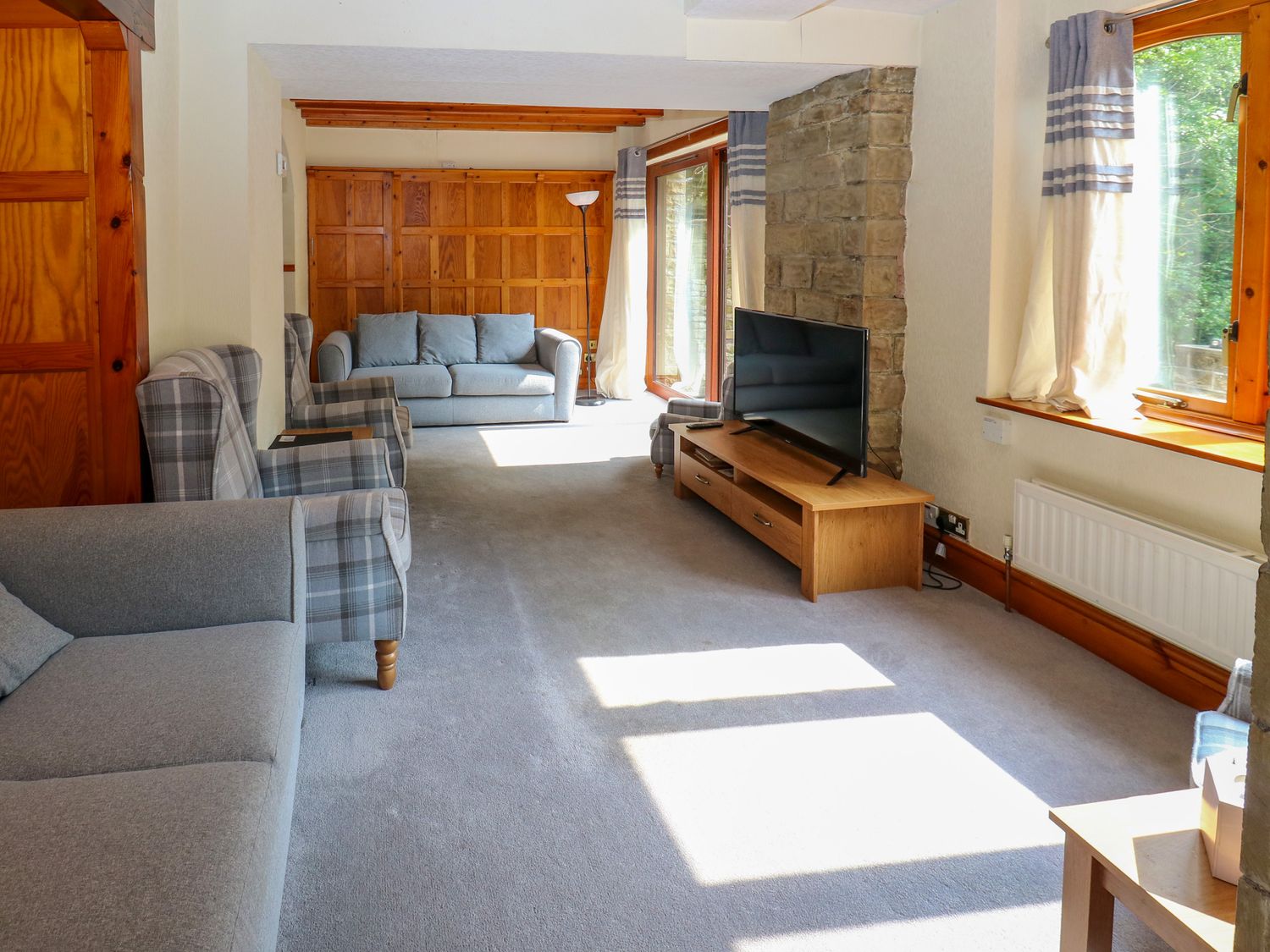 Highwood Lodge, Denby Dale, West Yorkshire. Smart TV. Hot tub. Close to pub. Close to Peak District.