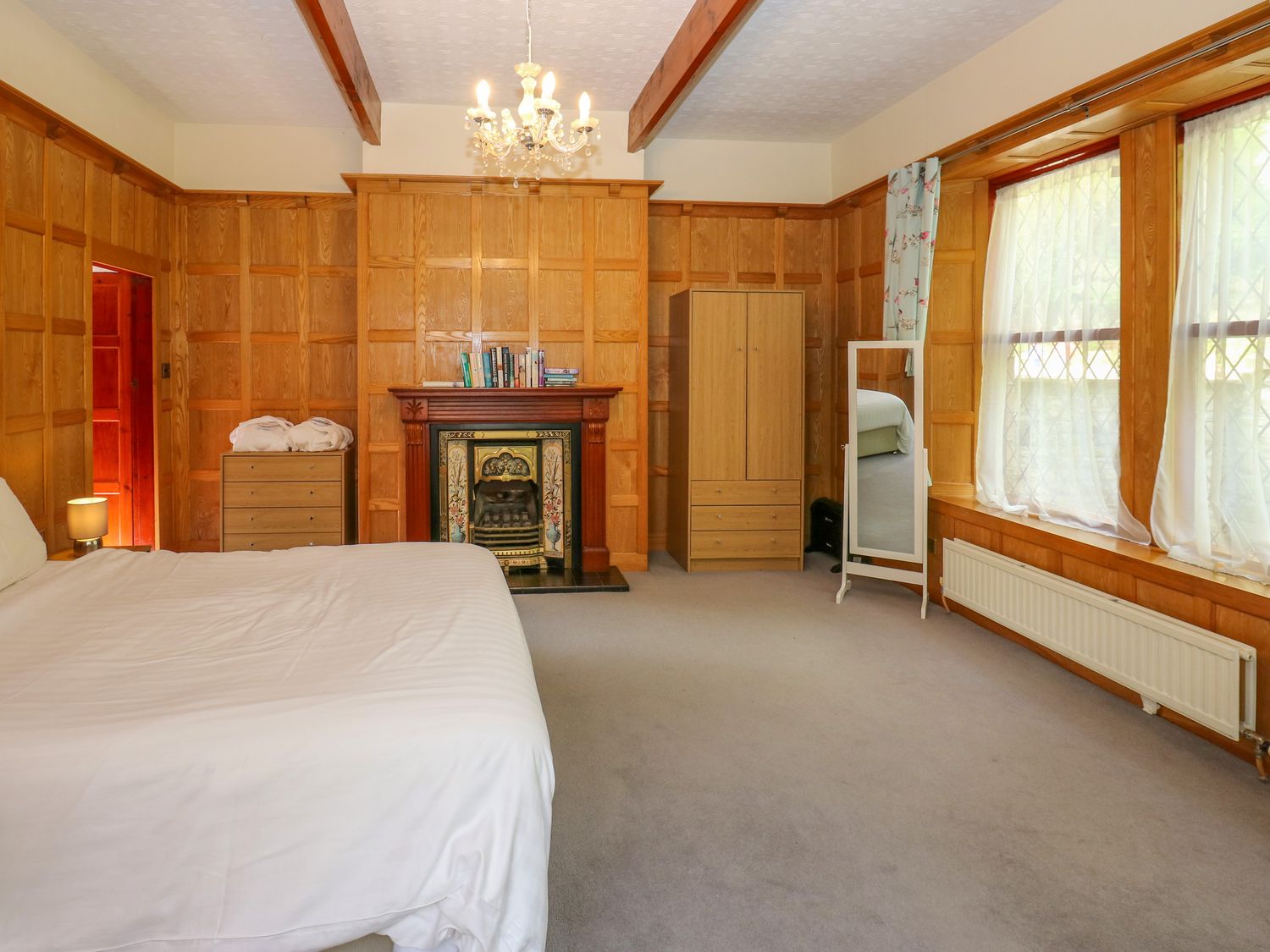 Highwood Lodge, Denby Dale, West Yorkshire. Smart TV. Hot tub. Close to pub. Close to Peak District.