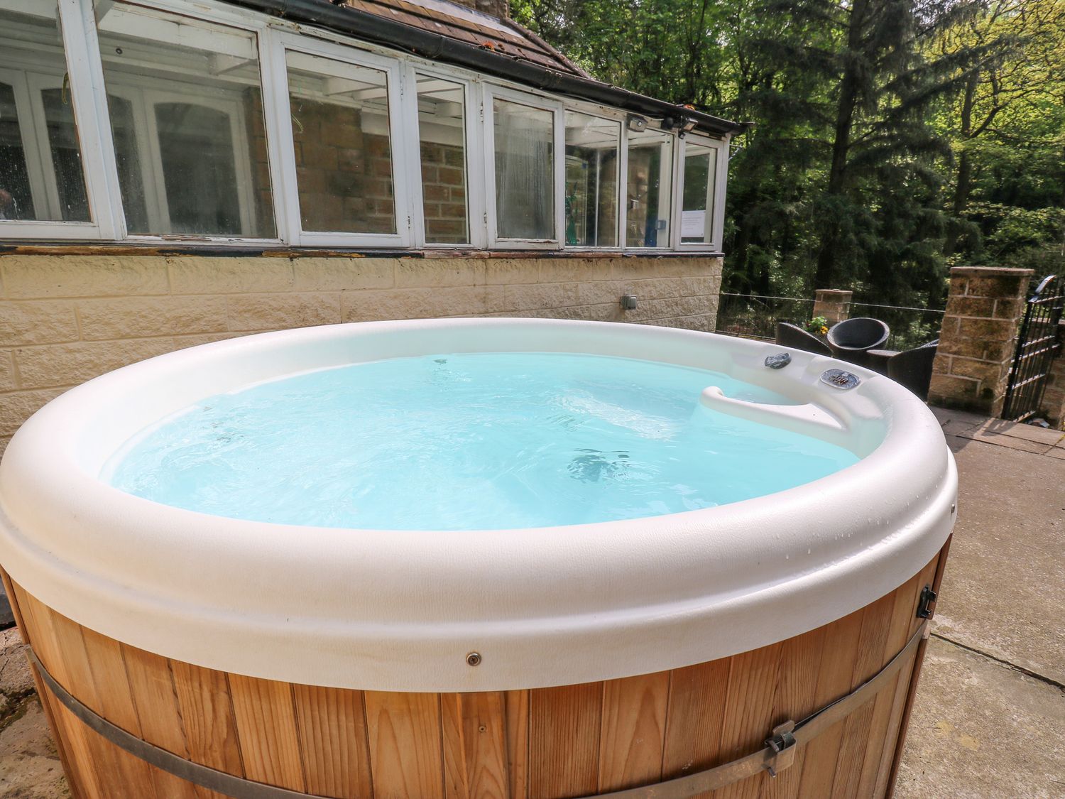 Highwood Lodge, Denby Dale, West Yorkshire. Smart TV. Hot tub. Close to pub. Close to Peak District.