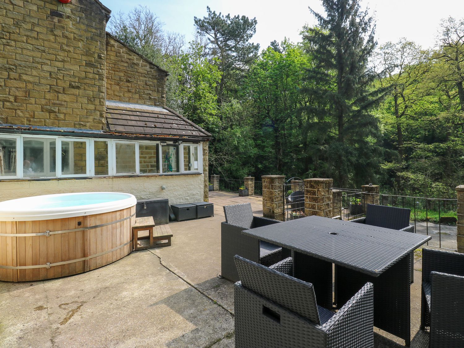 Highwood Lodge, Denby Dale, West Yorkshire. Smart TV. Hot tub. Close to pub. Close to Peak District.