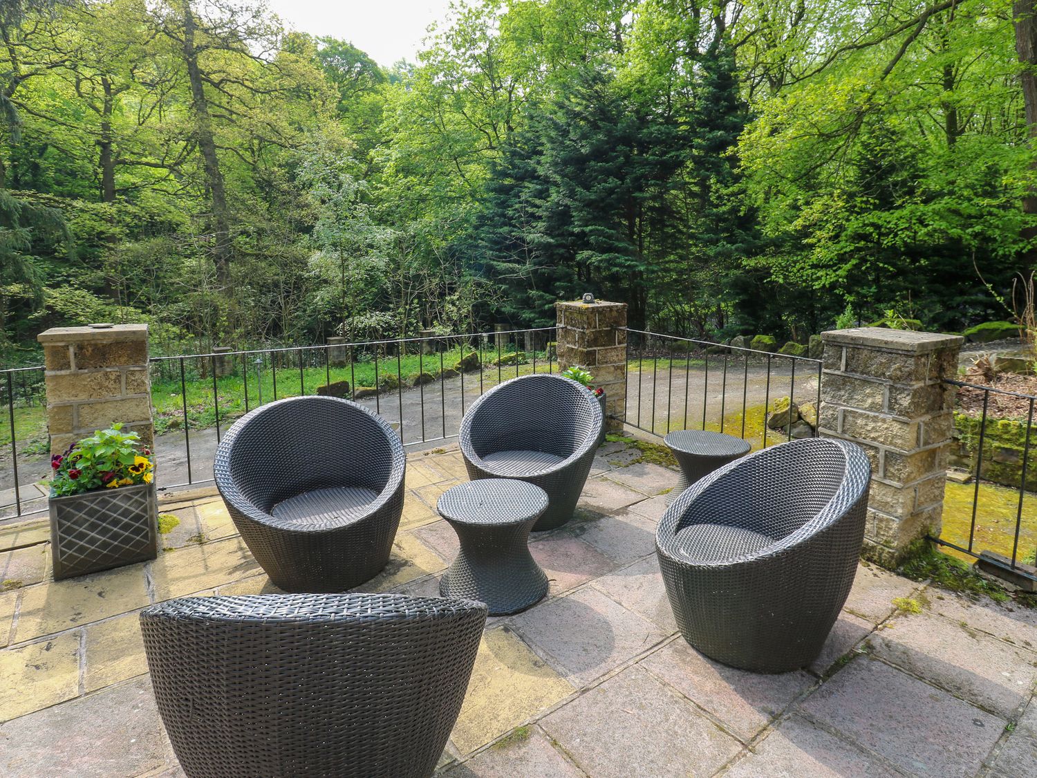 Highwood Lodge, Denby Dale, West Yorkshire. Smart TV. Hot tub. Close to pub. Close to Peak District.