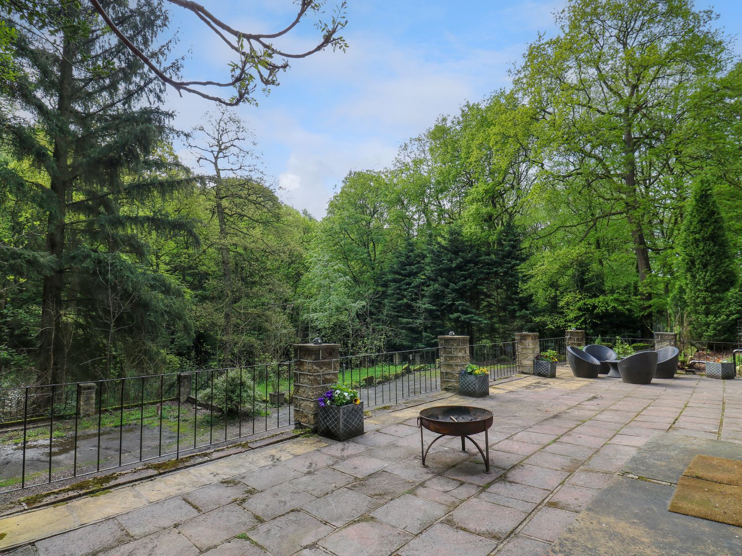 Highwood Lodge, Denby Dale, West Yorkshire. Smart TV. Hot tub. Close to pub. Close to Peak District.