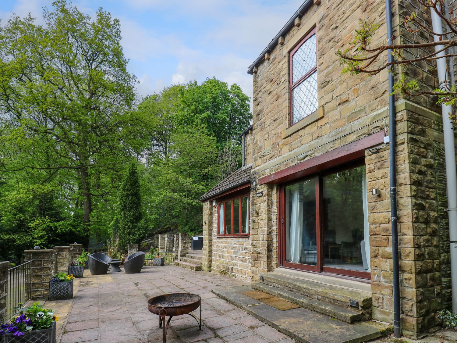 Highwood Lodge, Denby Dale, West Yorkshire. Smart TV. Hot tub. Close to pub. Close to Peak District.