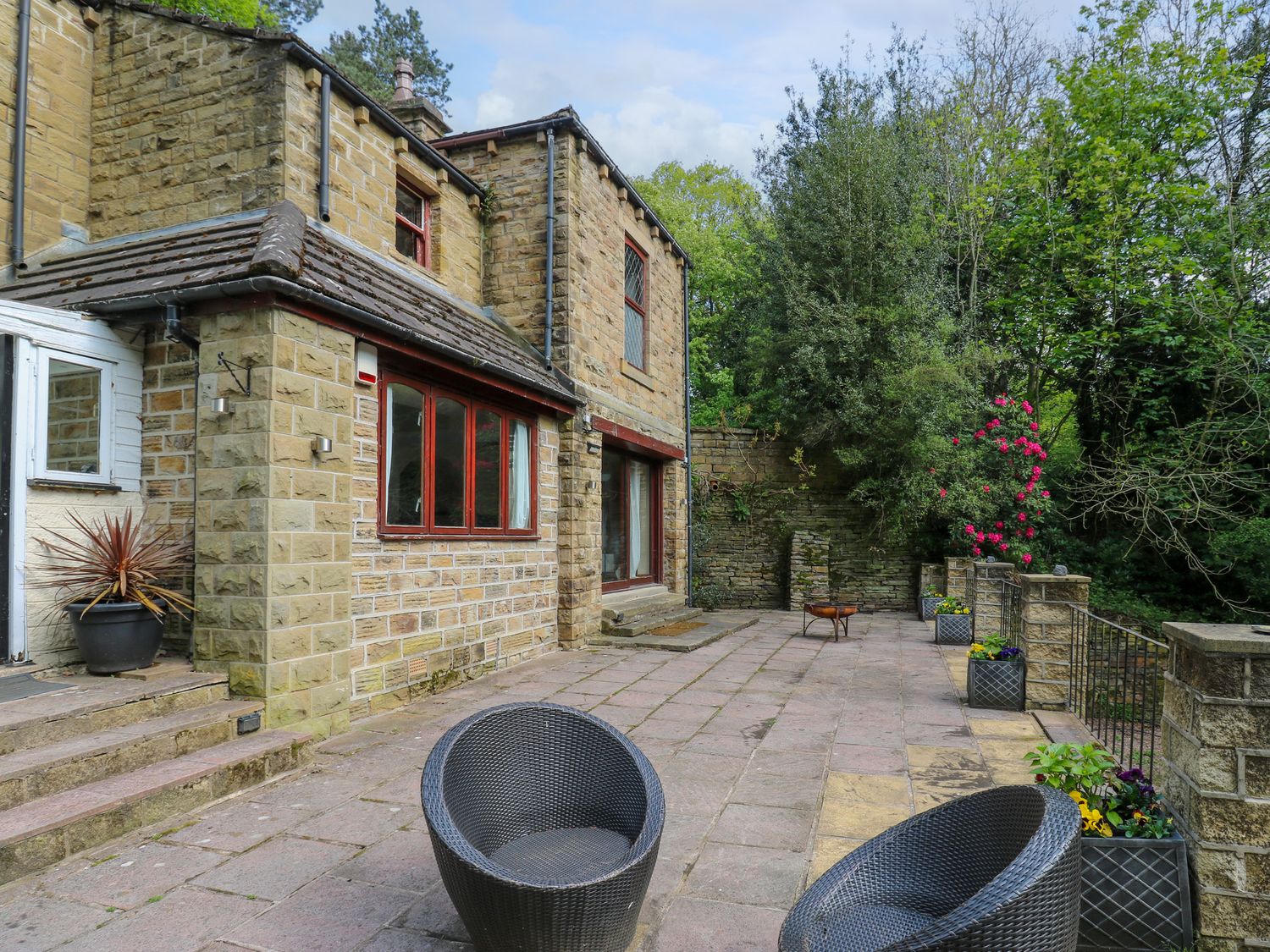 Highwood Lodge, Denby Dale, West Yorkshire. Smart TV. Hot tub. Close to pub. Close to Peak District.